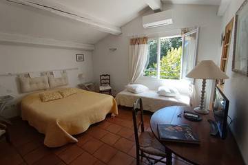 Location de vacances pour 2 personnes, avec jardin et piscine à Saint-Marc-Jaumegarde