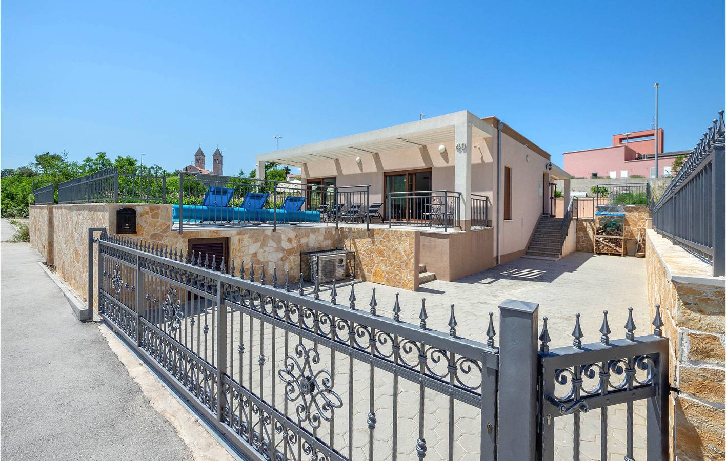 Charmantes 1-Zimmer-Apartment mit Pool und Terrasse, 400 m vom Stadtzentrum von Dugopolje entfernt in Dugopolje, Dalmatinisches Zagora
