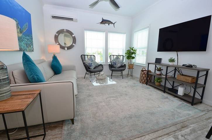 Vacation rental for 6 people, with yard and balcony as well as pool and hot tub in Cudjoe Key