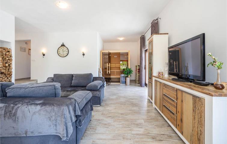 Charmantes 1-Zimmer-Apartment mit Pool und Terrasse, 400 m vom Stadtzentrum von Dugopolje entfernt in Dugopolje, Dalmatinisches Zagora