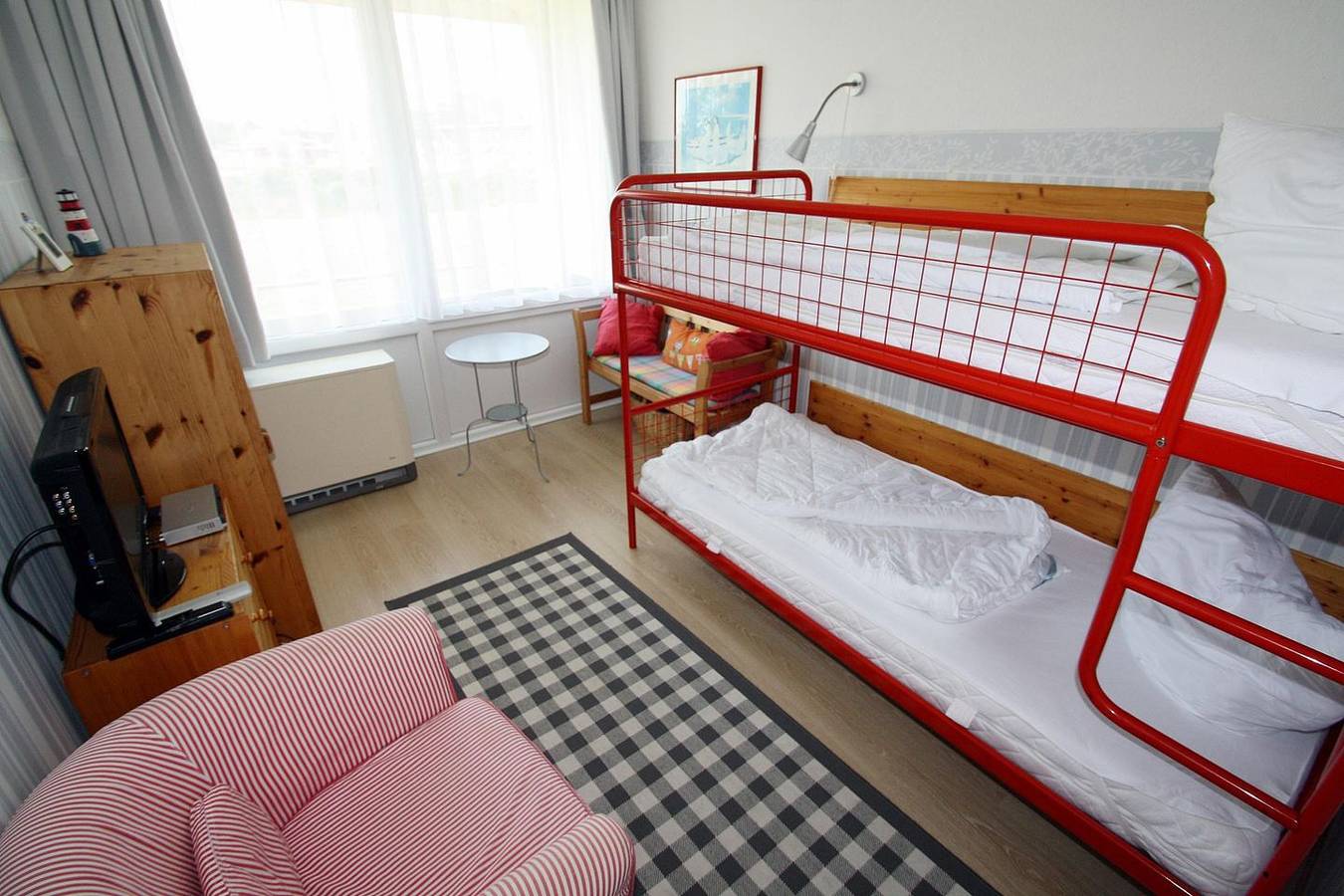 Ganze Wohnung, Freundlich helle Ferienwohnung im Erdgeschoß mit Balkon zur Südseite und Blickrichtung direkt über den Binnensee. in Steinwarder, Heiligenhafen
