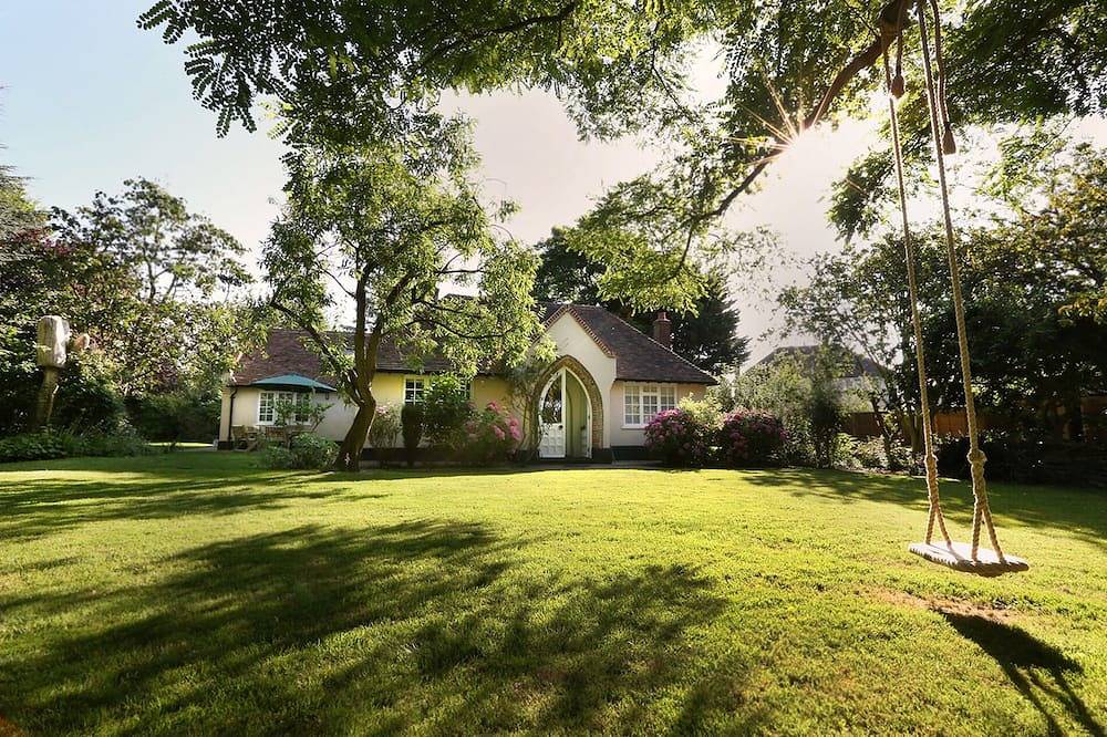 Historic Royal Kent cottage surrounded by large gardens & private swimming pool in Eastwell, Ashford region