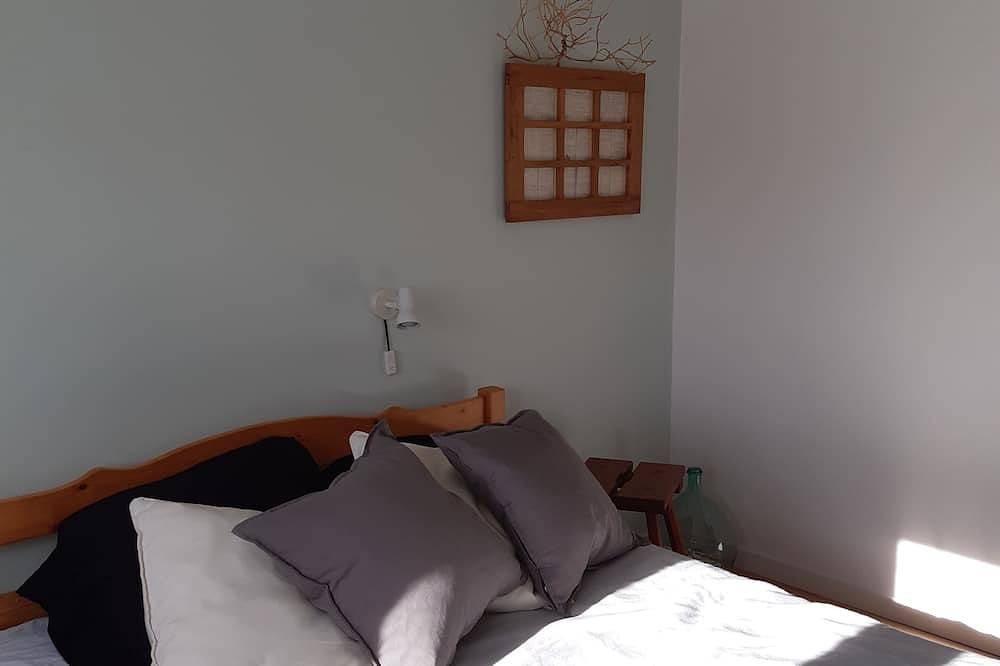 Chalet with a 20 m2 covered terrace and a grove, 400 m & 800 m from the beaches in Lingreville, Coutances und Umgebung