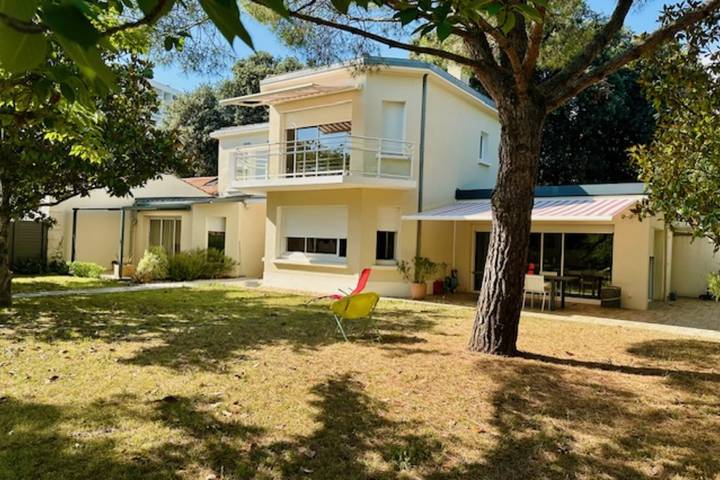 Gîte pour 8 personnes, avec jardin, adapté aux familles dans Stade Marcel Deflandre