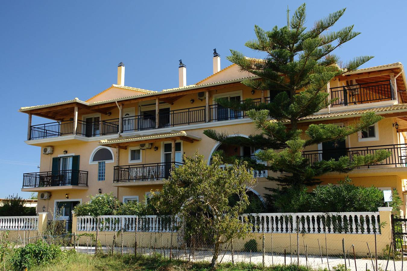 Entire apartment, 'Nefeli Apartment Ground Floor' with Sea View, Garden & Wi-Fi in Corfu