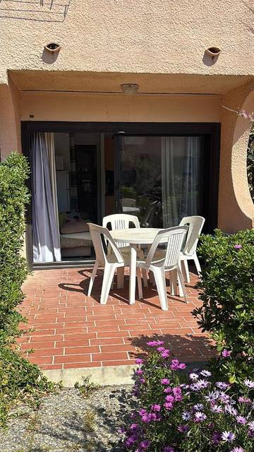 Gîte pour 2 personnes, avec terrasse ainsi que vue et piscine dans Leucate naturiste