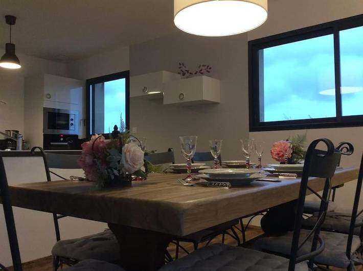 Location de vacances pour 8 personnes, avec terrasse et jardin ainsi que vue et piscine à Le Roc - 4