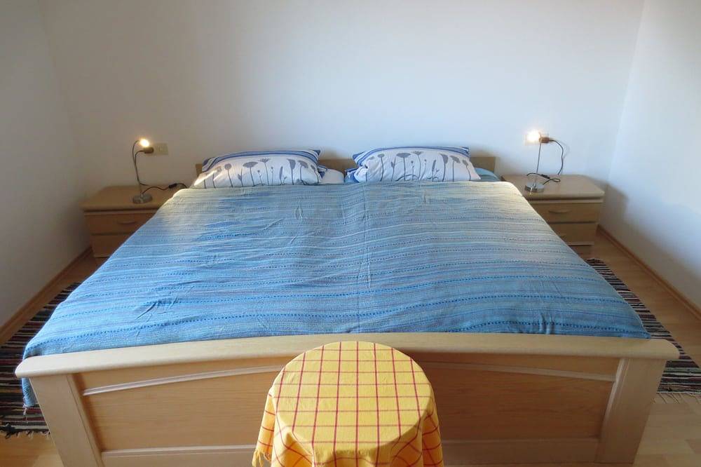 Ganze Wohnung, Helle Wohnung (Og) mit riesigem Garten und Balkon. Hegau / Bodensee / Rheinfall in Wiechs am Randen, Tengen