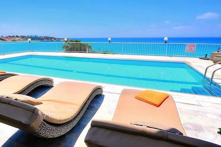 Villa for 14 people, with garden and balcony in Coral Bay (Cyprus)