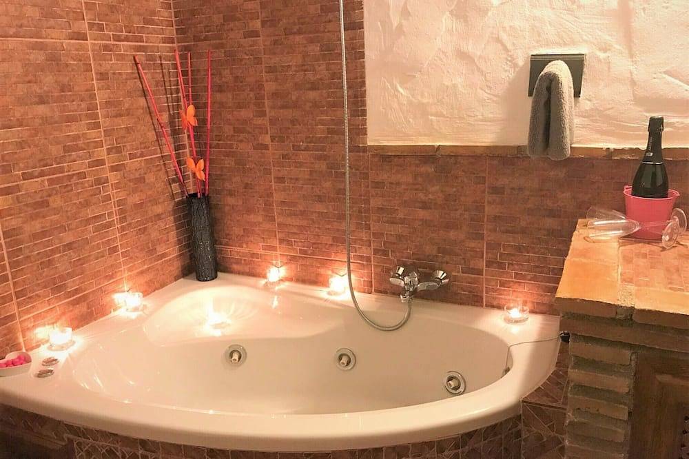 Romantic self-catering Cave House with spa bath, log fire in Castilléjar, Geoparque de Granada