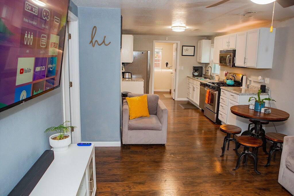 3031 W Olive St · Cheerful 2-Bedroom w/ convenient Expressway access in Springfield (MO), Greene County (MO)