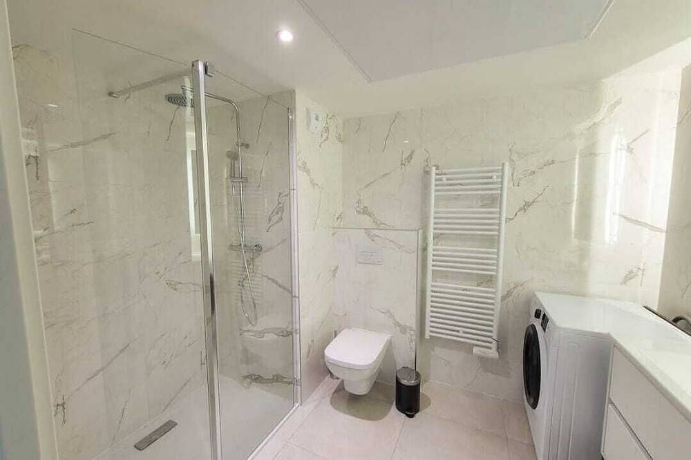 Entire apartment, Modern, Brand-New Apartment with Ac & Rooftop Pool – Walk to Beach & Port in Saint-Laurent-du-Var, Mediterranean Coast (France)