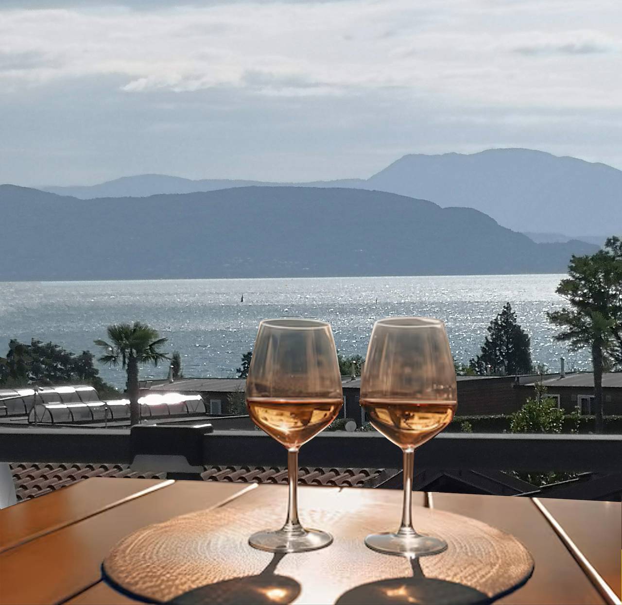 Freifläche im Dorf mit direktem Zugang zum Strand in Spiaggia Romantica (Manerba del Garda), Manerba del Garda