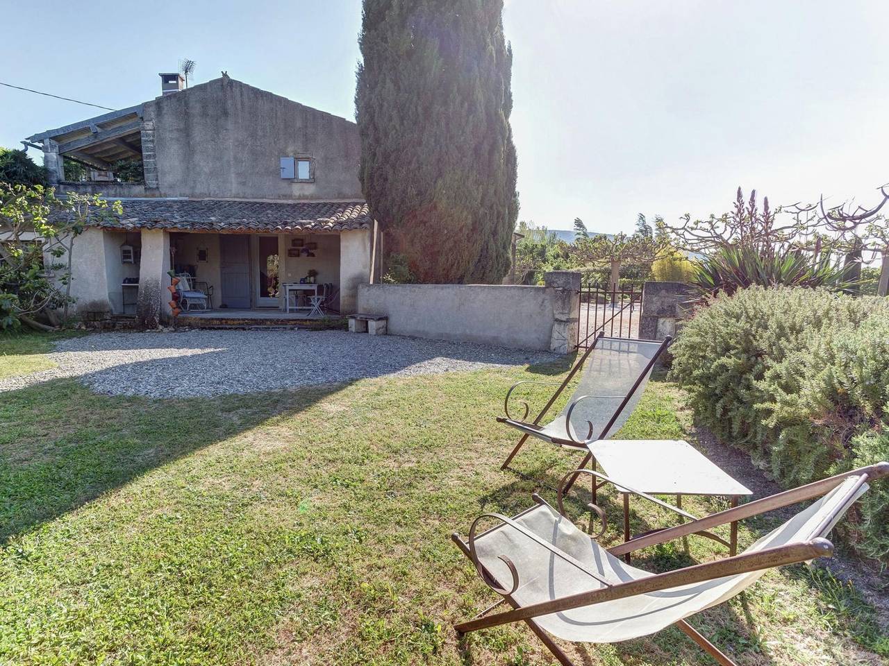 Rustic Cottage in Oppede with Shared Pool in Oppède, Regionaler Naturpark Luberon