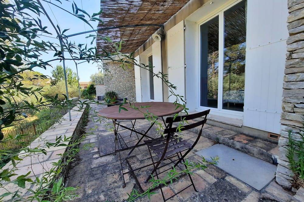Gîte deux chambres, terrasse et piscine in Nîmes, Région de Nîmes
