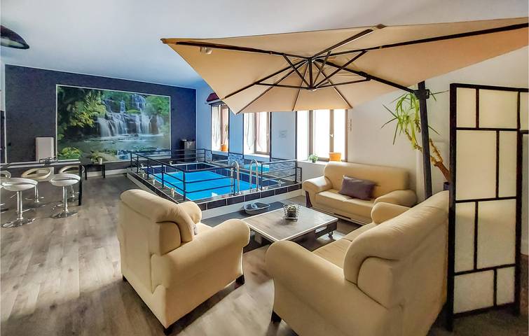 Gîte pour 8 personnes, avec Terrasse ainsi que Piscine et Sauna dans la Loire