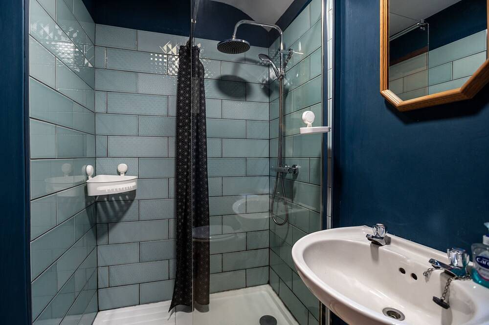 Ty Bach - sleeps 2 guests  in 1 bedroom in Llanberis, Llyn Padarn