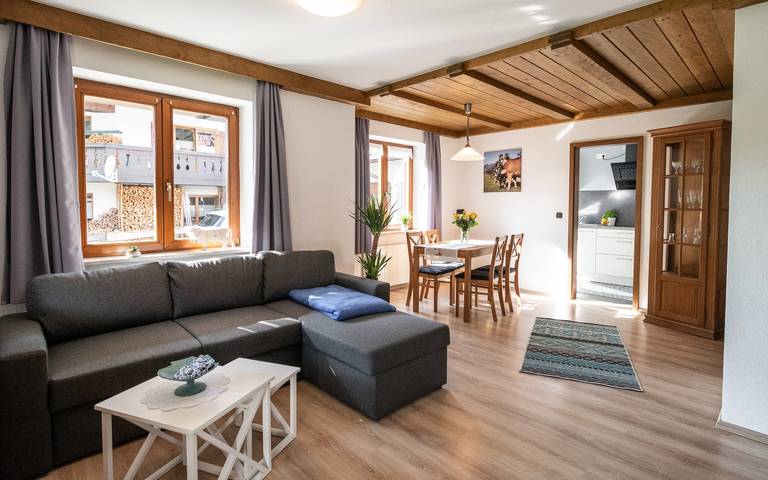 Ferienwohnung für 4 Personen, mit Terrasse und Garten sowie Ausblick in Vorderhindelang