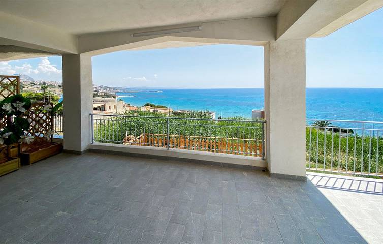 Appartement mit Meerblick, AC, Parkplatz, Terrasse und Küche - 700m zur Spiaggia Foggia in Spiaggia Lido, Sciacca