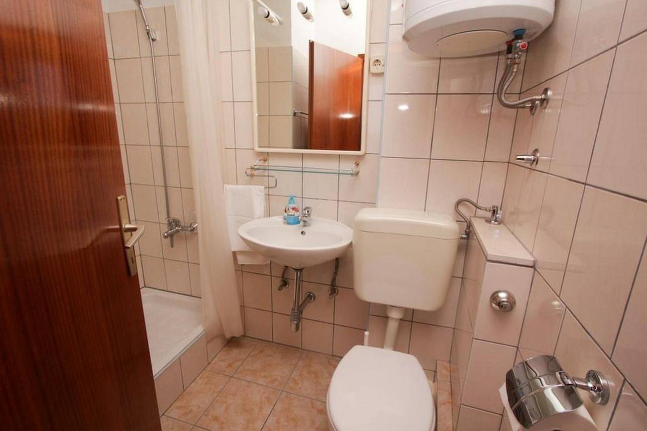 Ganze Wohnung, 1-Zimmer-Ferienwohnung am Strand Bucht Kalebova Luka, Rogoznica A-23548-b in Razanj, Šibenik-Knin
