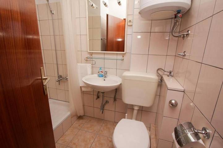 Ganze Wohnung, 1-Zimmer-Ferienwohnung am Strand Bucht Kalebova Luka, Rogoznica A-23548-b in Razanj, Šibenik-Knin