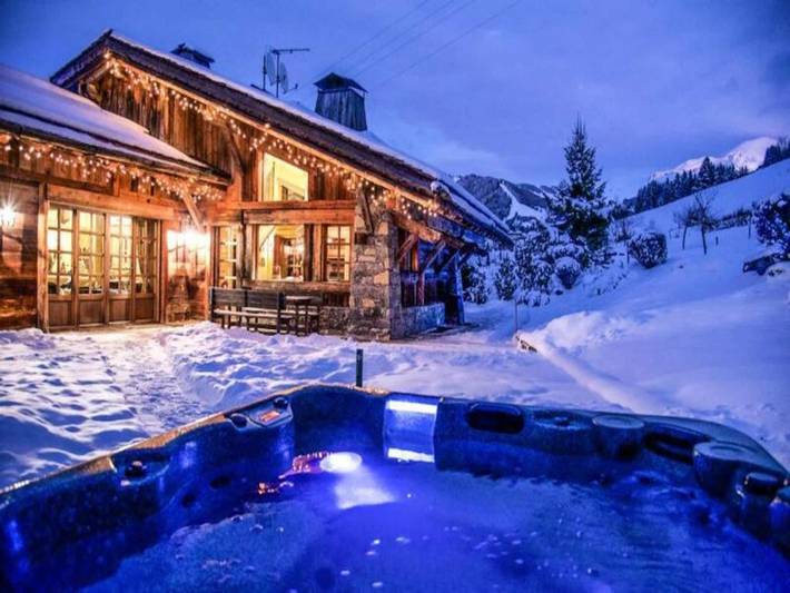Chalet pour 12 personnes, avec sauna ainsi que jacuzzi et terrasse, animaux acceptés à Megève