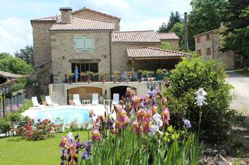 Chambre d’hôte pour 2 personnes, avec piscine ainsi que vue et jardin, adapté aux familles à Silhac