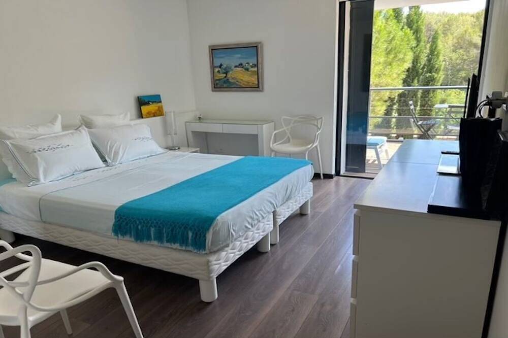Contemporary villa in Peypin, near Aix-en-Provence and Cassis in Peypin, Marsella region