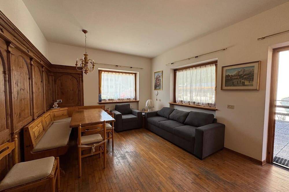 Ganze Wohnung, Ground floor flat with a small terrace in the heart of San Vito di Cadore in San Vito di Cadore, Dolomiti Superski