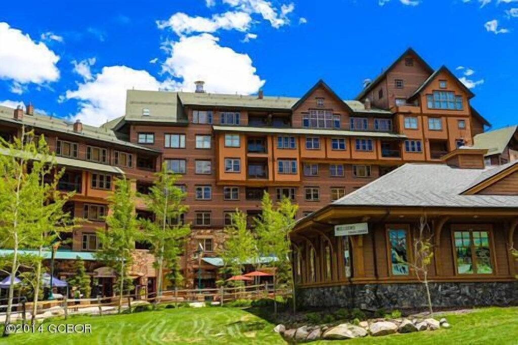 Ganze Wohnung, Zephyr Mountain Lodge / Piste Side Bldg True Ski / Bike in / out mit Terrasse zu Fuß aus in Winter Park, Arapaho and Roosevelt National Forests