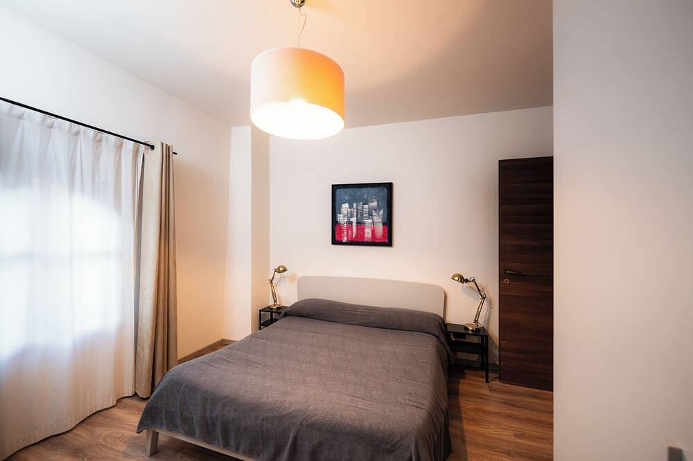 Appartamento intero, Domus Acaja-Elegante Appartamento nel Centro Storico-Cucina Completa-Free Wifi in Pinerolo, Provincia di Torino