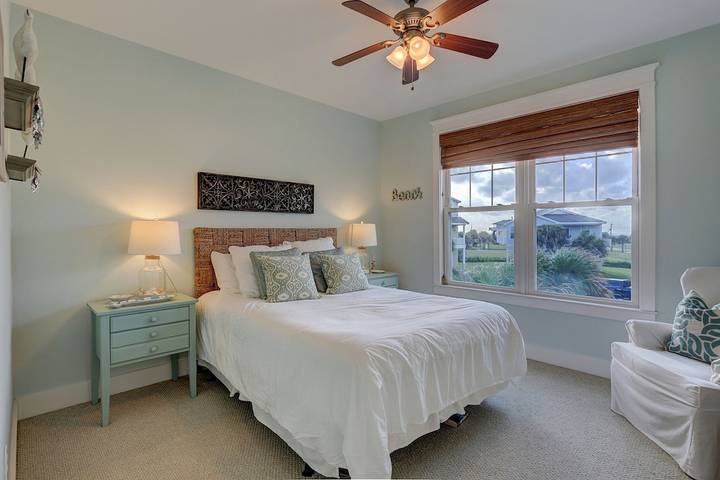 Vacation home for 10 people, with balcony and yard as well as pool and hot tub in Galveston