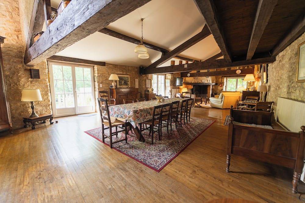 Le Moulin de Giroir: peaceful riverside setting in Migné-Auxances, Vienne