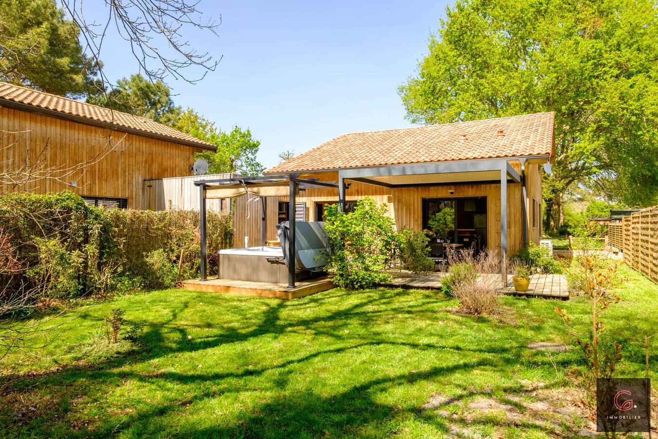 Gastes, Charmant chalet en bois avec Jacuzzi 6 pers in Gastes, Côte d’Argent