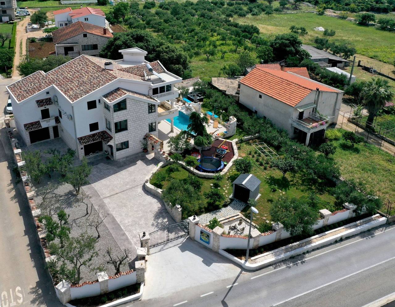 Huis met vier kamers met terras en uitzicht op zee Plano, Trogir K-23902 in Trogir, Split-Dalmatië