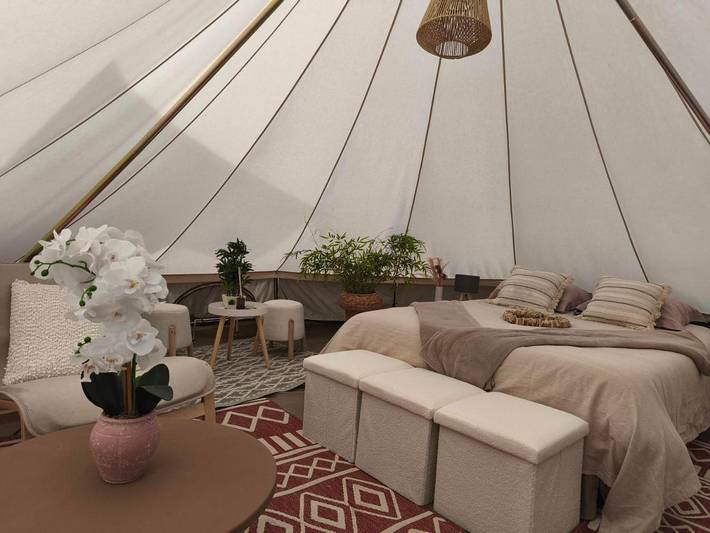 Tente pour 2 personnes, avec vue ainsi que terrasse et jardin dans Allier