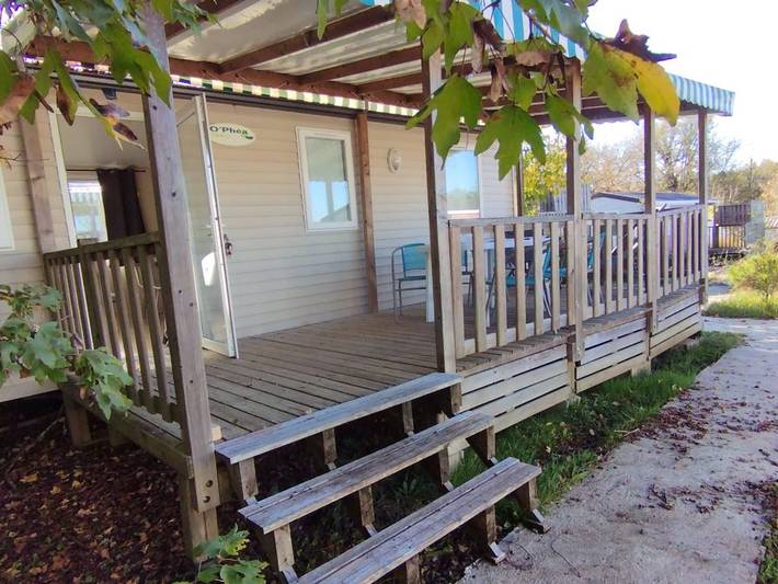 Mobil home pour 6 personnes, avec piscine et terrasse à Martiel