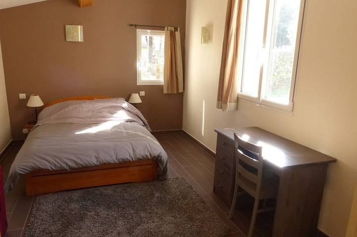 Schöne Villa klassifiziert 3 *, 60m², unabhängig, ruhig, bewaldet und geschlossenes Grundstück in Grasse, Mittelmeerküste (Frankreich)