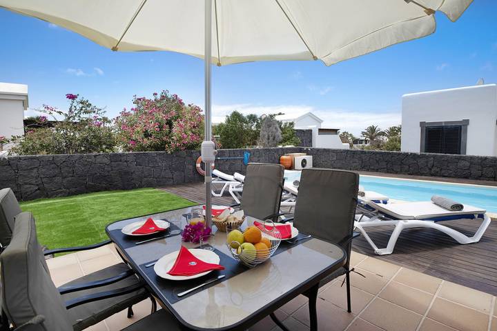 Pet-friendly Holiday Villa Darling with Wi-Fi, A/C, Pool, Garden & Terrace in Montaña Roja, Yaiza