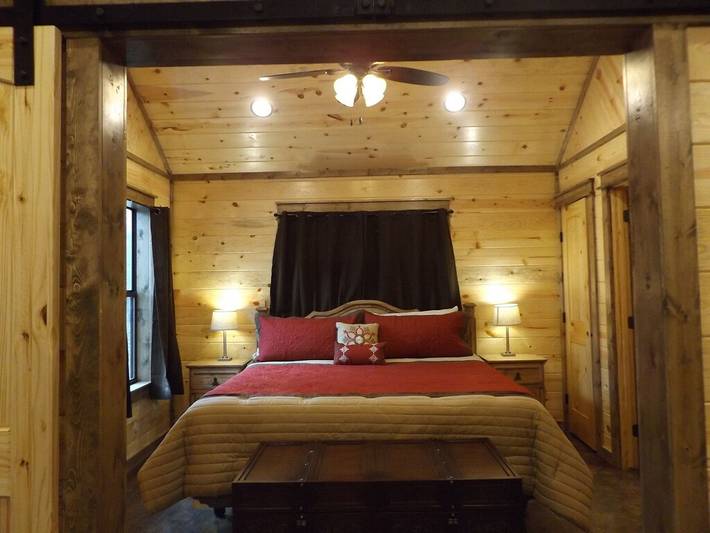 Vacation rental for 4 people, with terrace and yard as well as hot tub, with pets in Broken Bow Lake