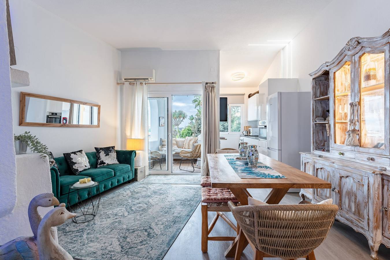 Entire apartment, Apartment 'Beautiful Frontline' with Shared Pool, Wi-Fi, and Air Conditioning in Playa Cabopino, Marbella