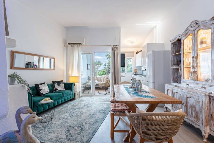 Entire apartment, Apartment 'Beautiful Frontline' with Shared Pool, Wi-Fi, and Air Conditioning in Playa Cabopino, Marbella