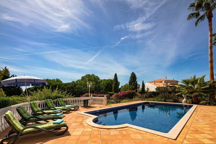 Villa West | Prestige 3 Bedroom Villa | Distant Sea Views | Perfect for Families in Carvoeiro, Lagoa e Carvoeiro