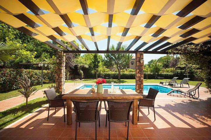 Vacation rental for 4 people, with balcony and yard in Pieria