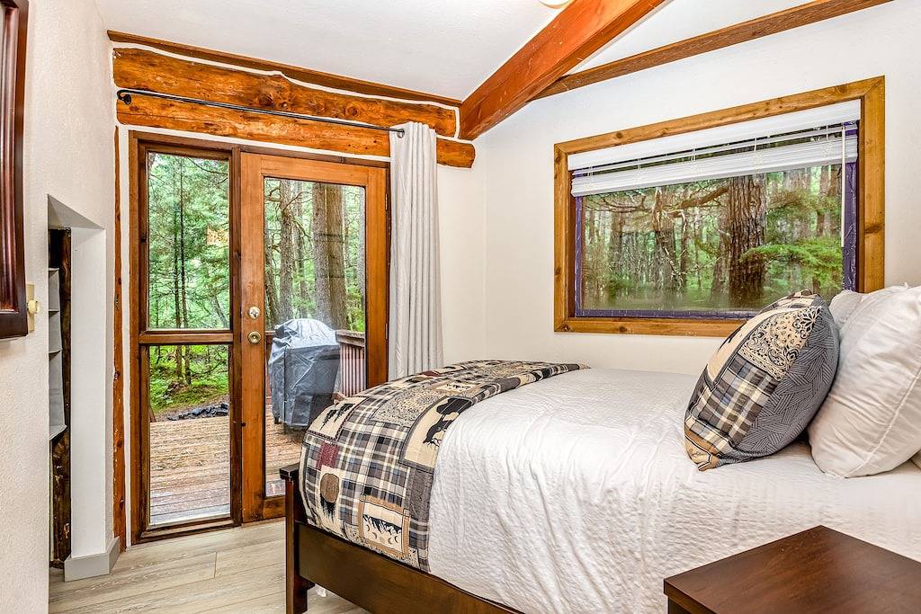 Gorgeous cabin-style home huge private hot tub, beautiful deck & fireplace in Girdwood, Anchorage