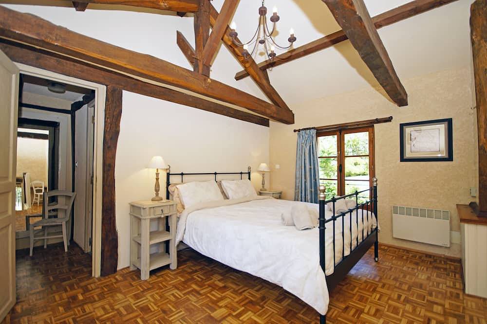 Ganze Wohnung, La Grange - sleeps 6 guests in 3 bedrooms in Larzac, Périgord Noir