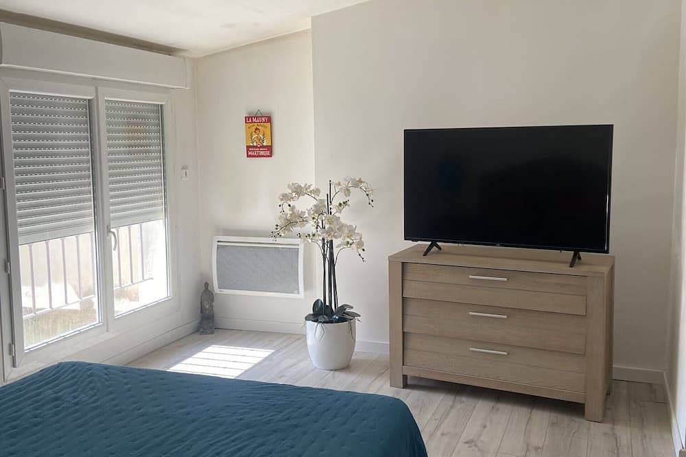 Entire apartment, Appartement Spacieux Calme Centre Village Avec Terrasse et Cour in Sarrians, Vaucluse