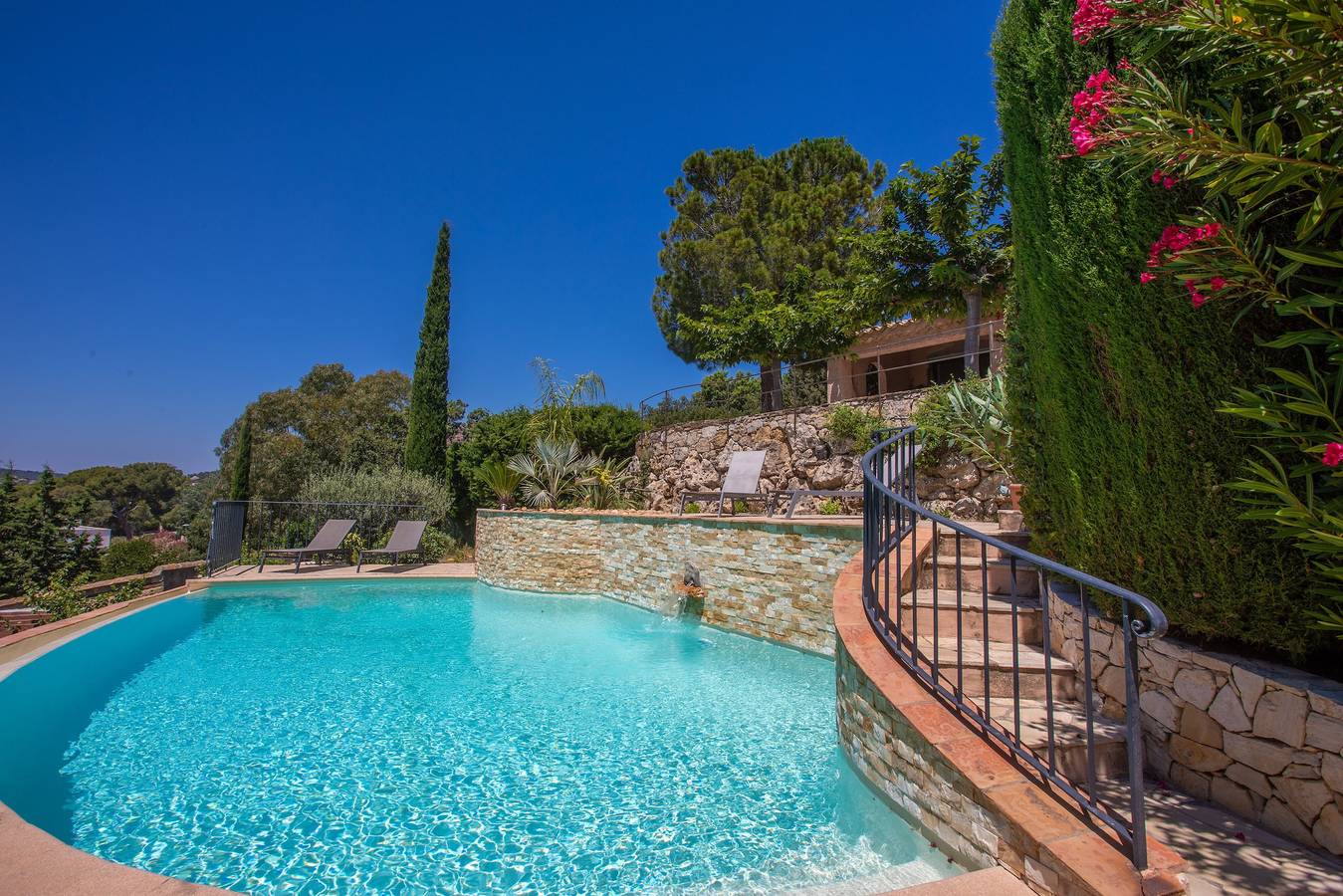 Villa 'La Colline' with Sea View, Wi-Fi and Air Conditioning in Anthéor, Saint-Raphaël