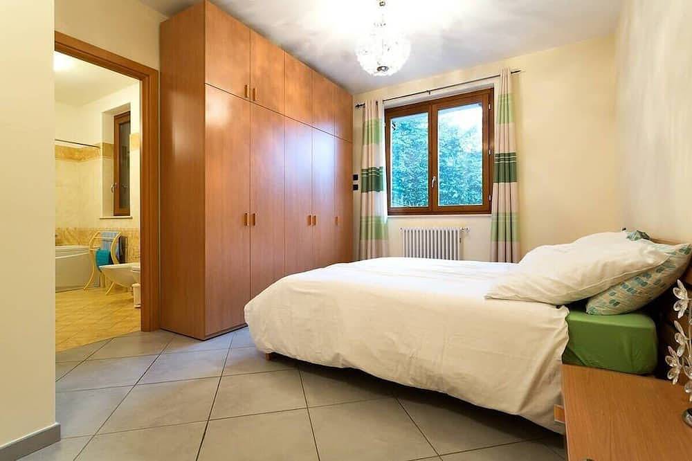 Ganze Wohnung, Große moderne 3-Bett-Wohnung mit herrlichem Blick auf den See auf dem Lago Maggiore in Bedero Valtravaglia, Brezzo di Bedero