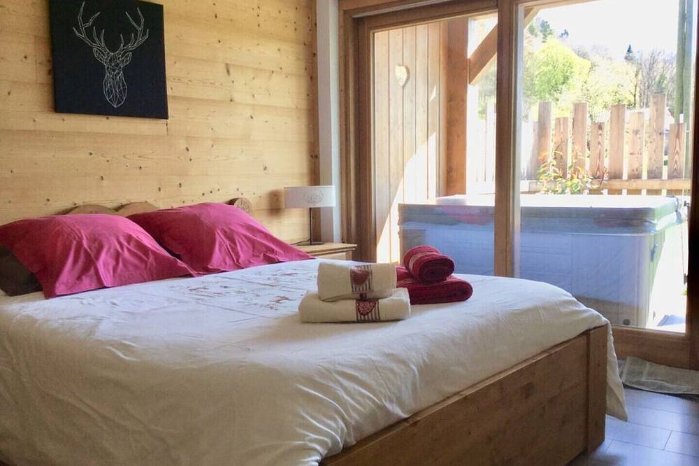 Appartement entier, Le Chalet Du Pic: Gîte Cosy au calme, Spa privatif et fitness 4 pers in Taninges, Région de Bonneville